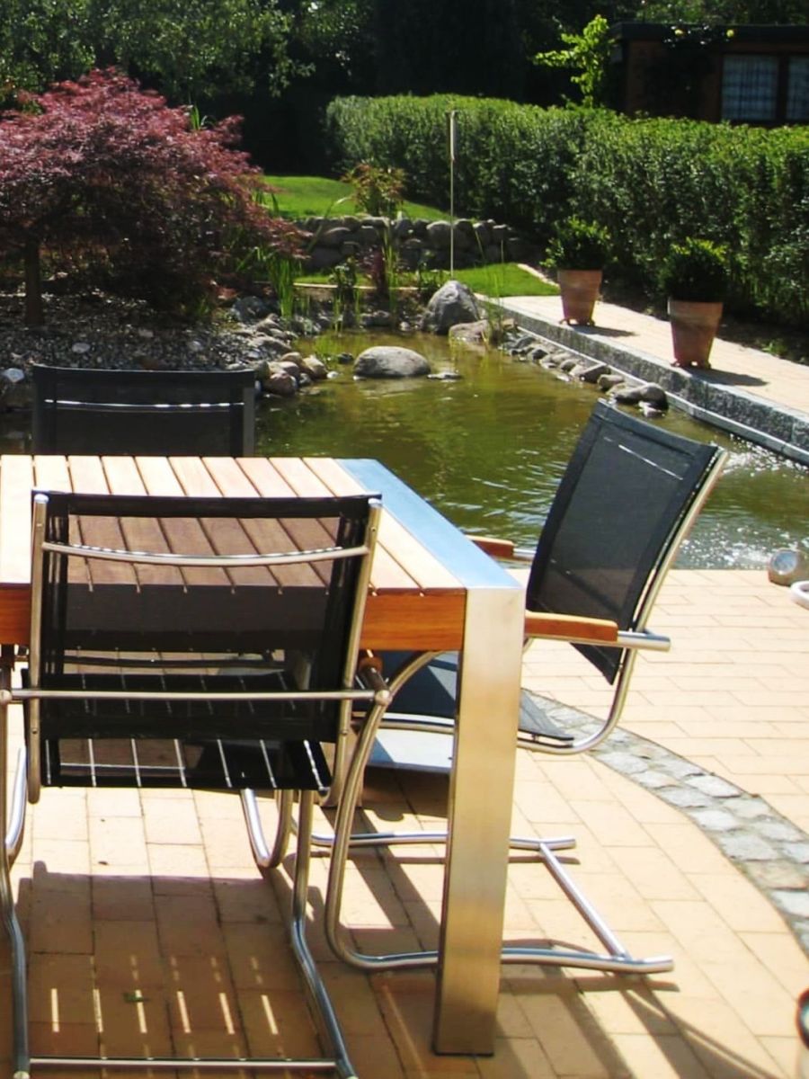 Terrasse mit Tisch und Stühlen